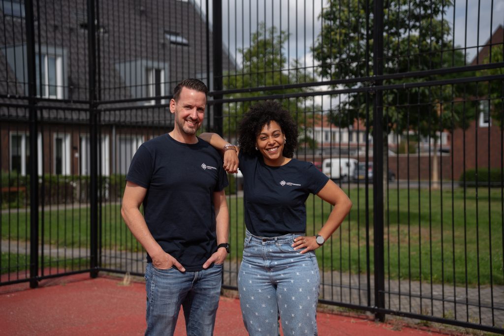 Twee jongerenwerkers in de wijk