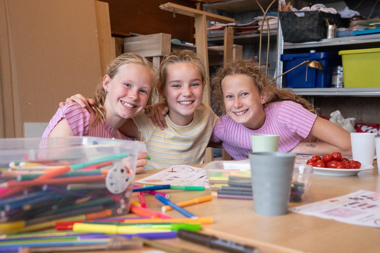 Foto van drie lachende vriendinnen