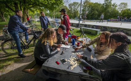 Jongerenwerkers bij skatepark