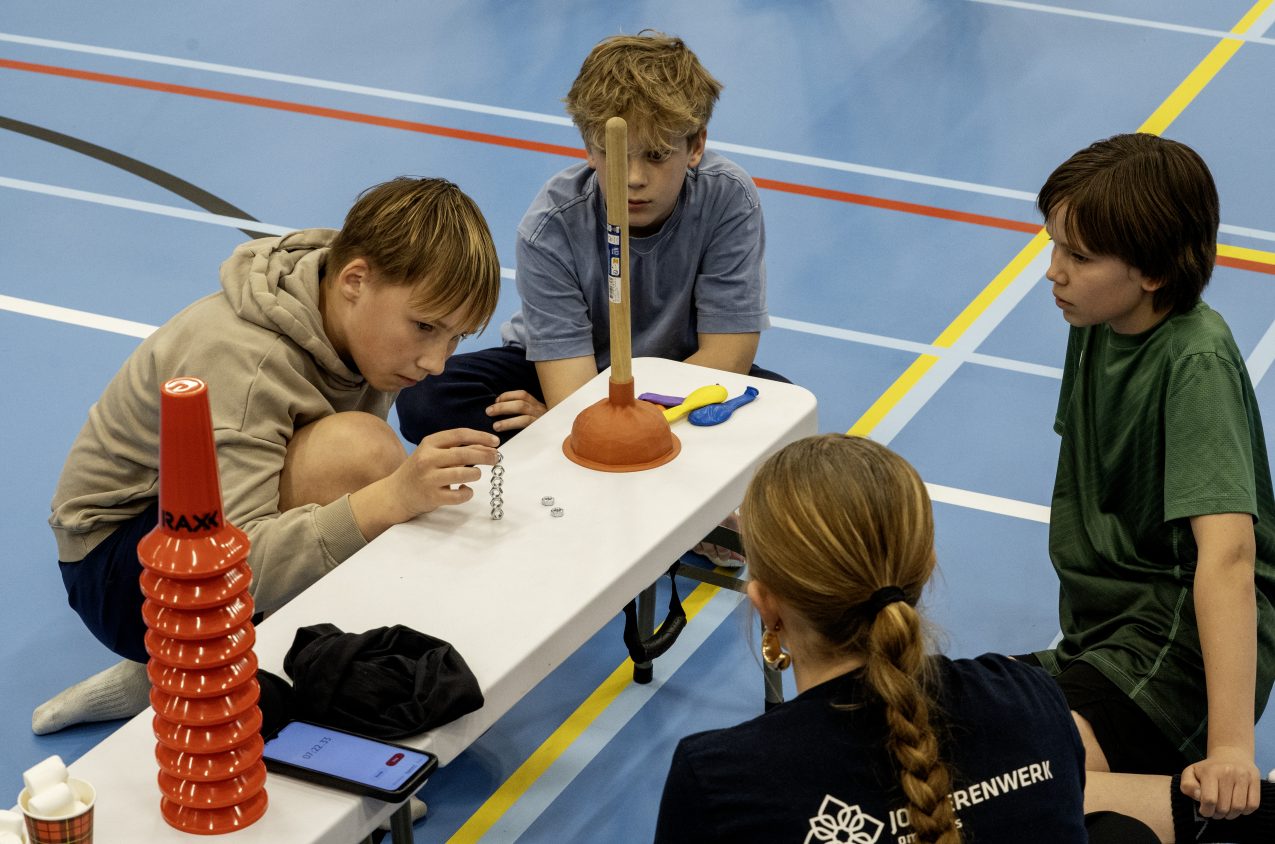 Jongens bezig met spel